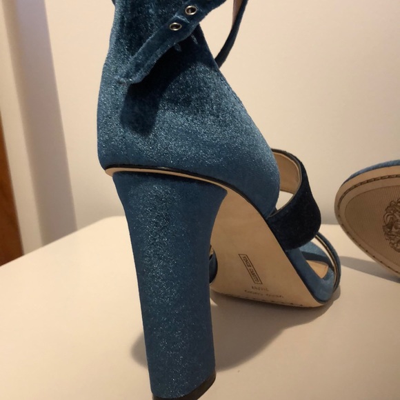 NWT Vince Camuto Velvet block heals - Picture 4 of 6